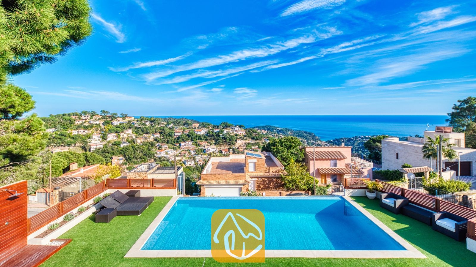 Privézwembad bij Villa Chanel met kunstgras, zwarte loungeset en een panoramisch uitzicht over de Middellandse Zee en het kustplaatsje.