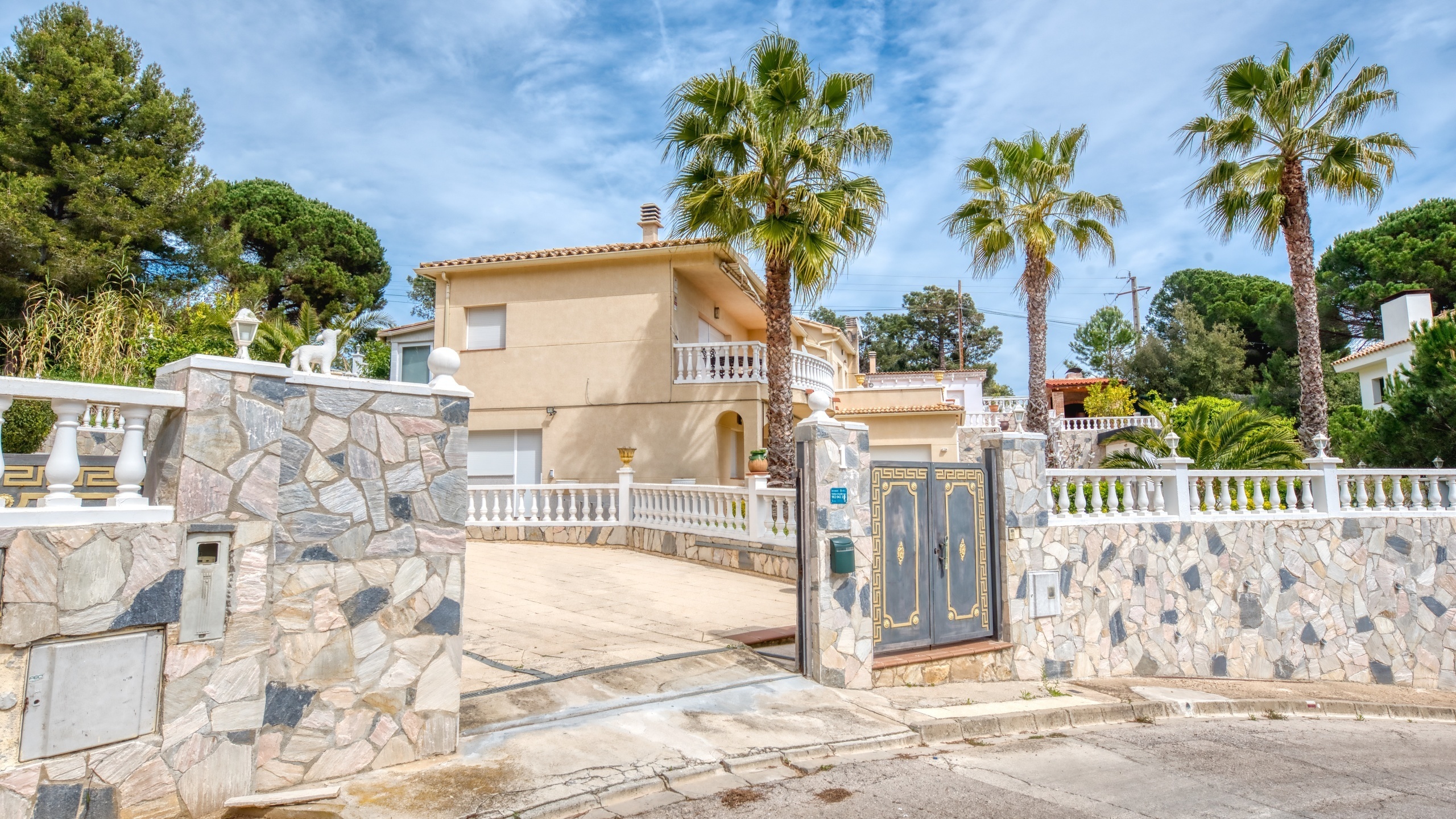 Vakantievilla's Costa Brava Spanje - Villa Estrella - Aankomst met uitzicht op de straat bij de accommodatie