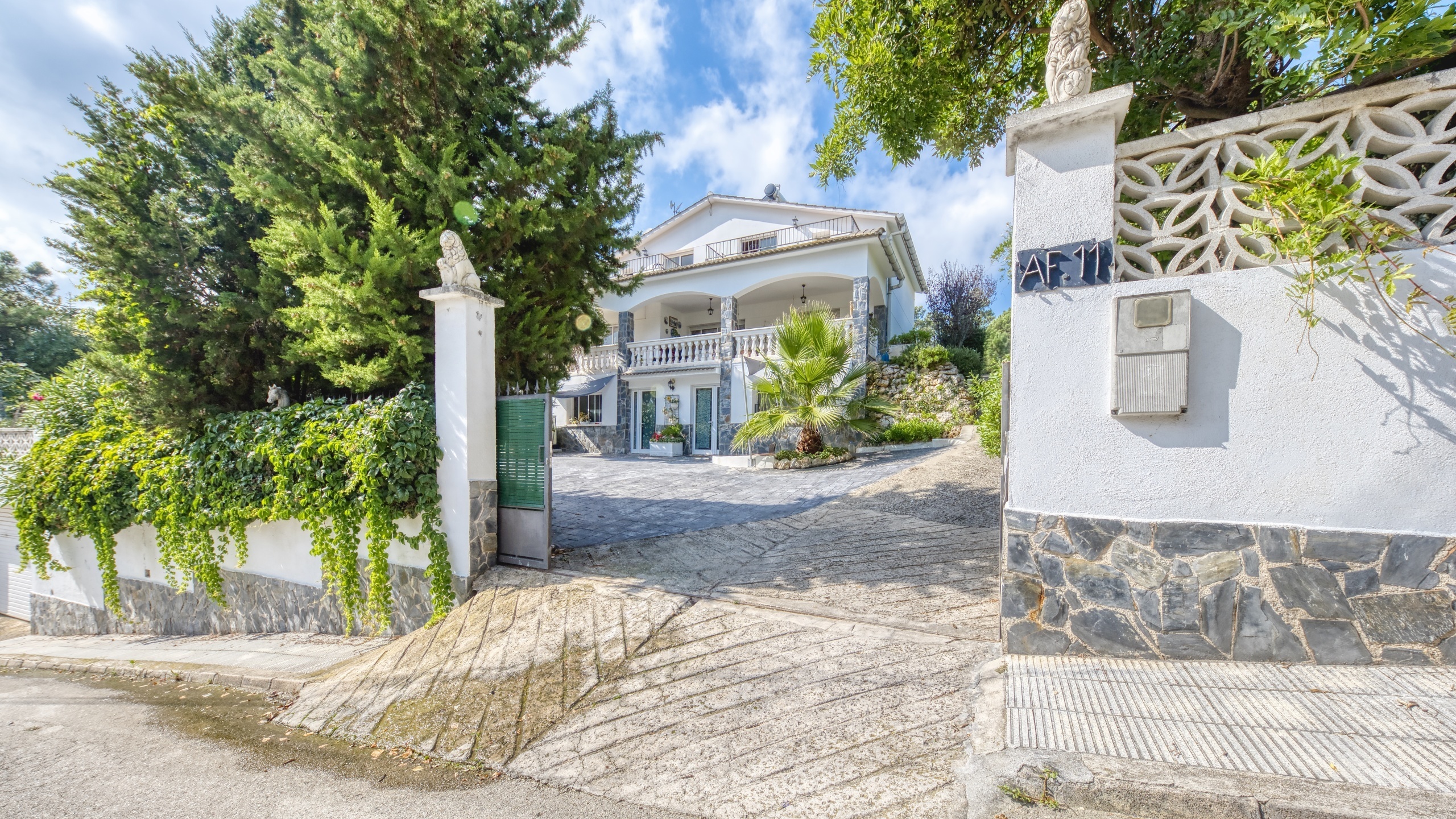 Vakantievilla's Costa Brava Spanje - Villa Geolouk - Aankomst met uitzicht op de straat bij de accommodatie