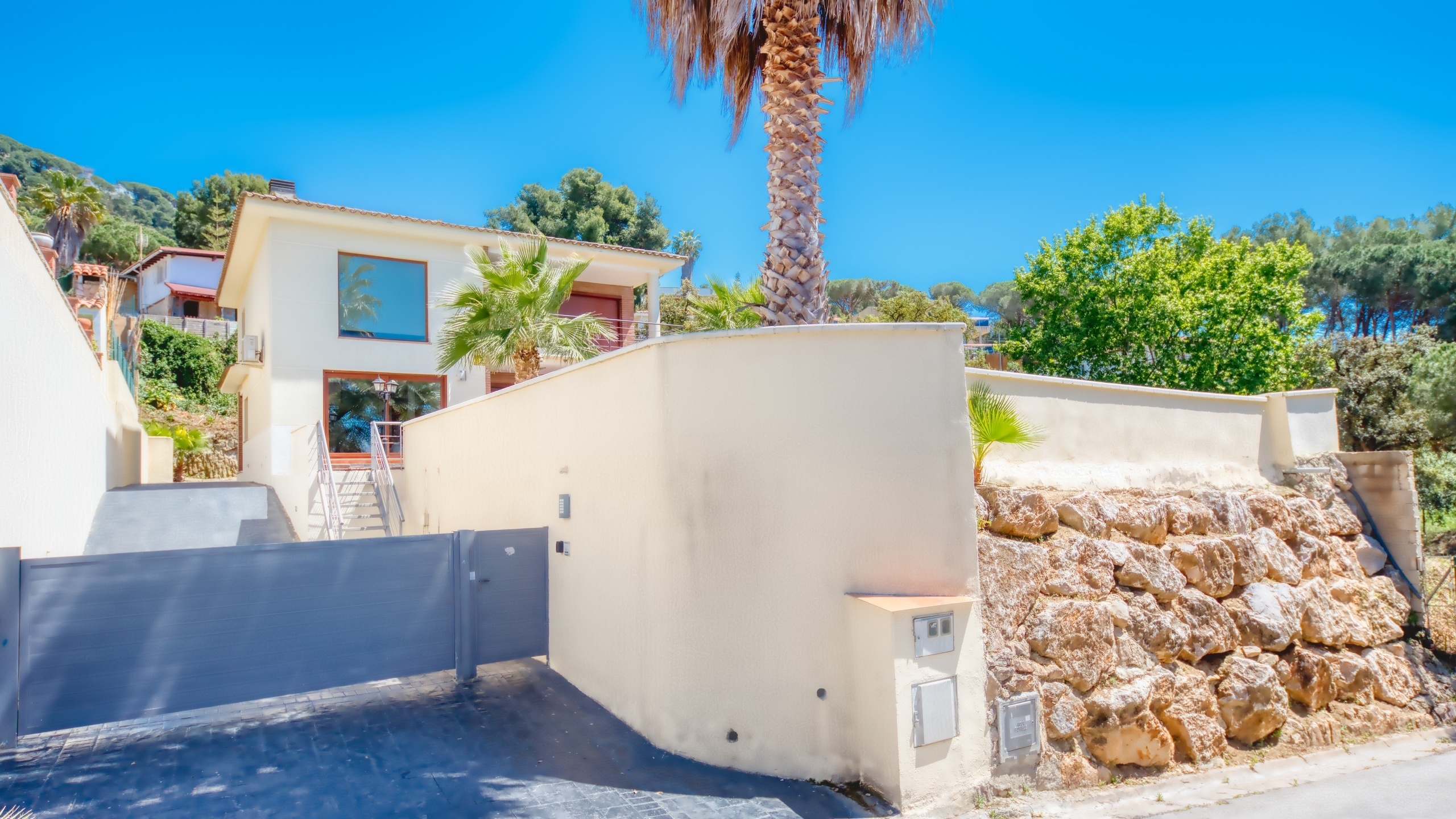 Vakantievilla's Costa Brava Spanje - Villa Marcella - Aankomst met uitzicht op de straat bij de accommodatie