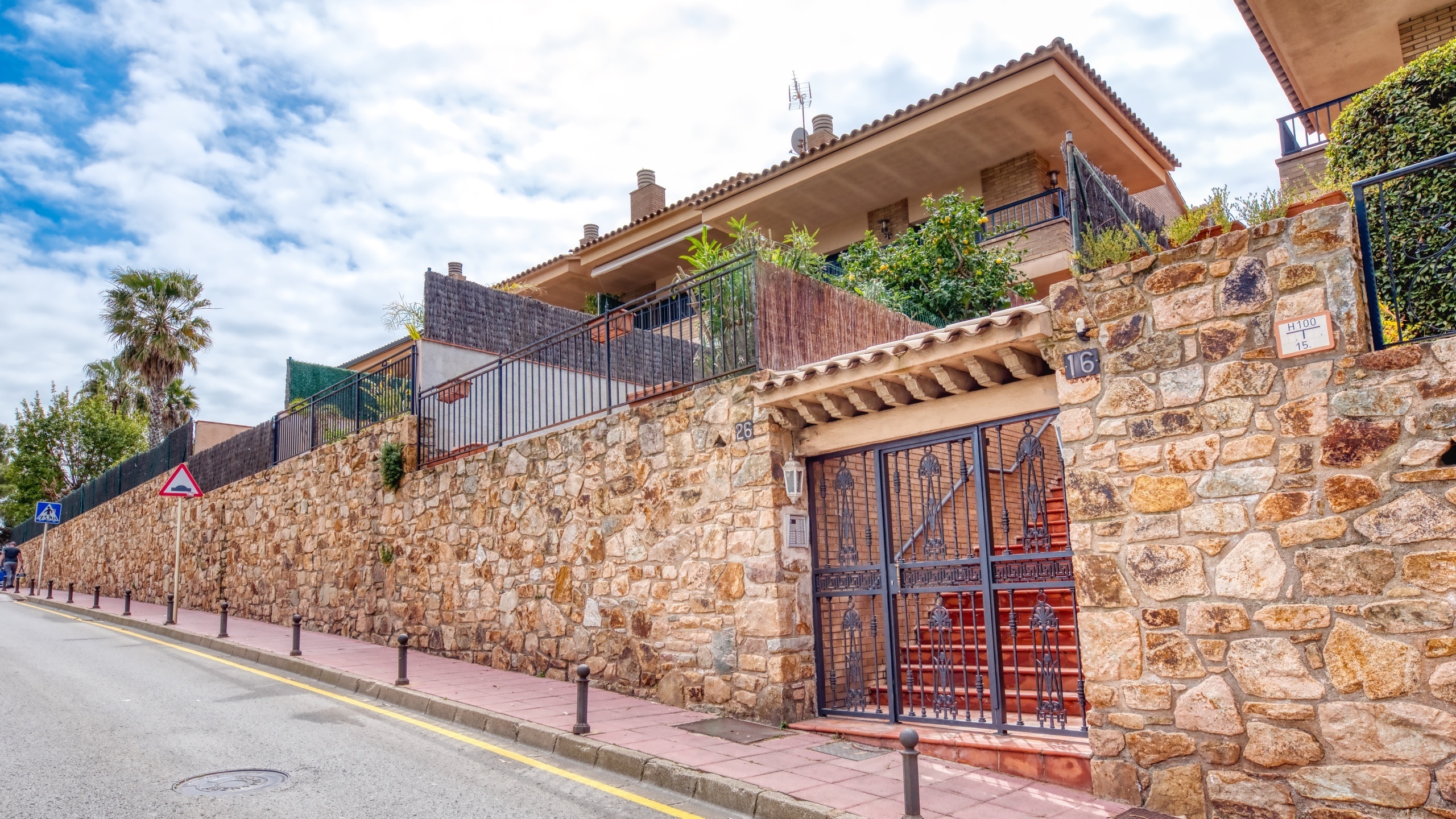 Vakantievilla's Costa Brava Spanje - Casa Costa - Aankomst met uitzicht op de straat bij de accommodatie