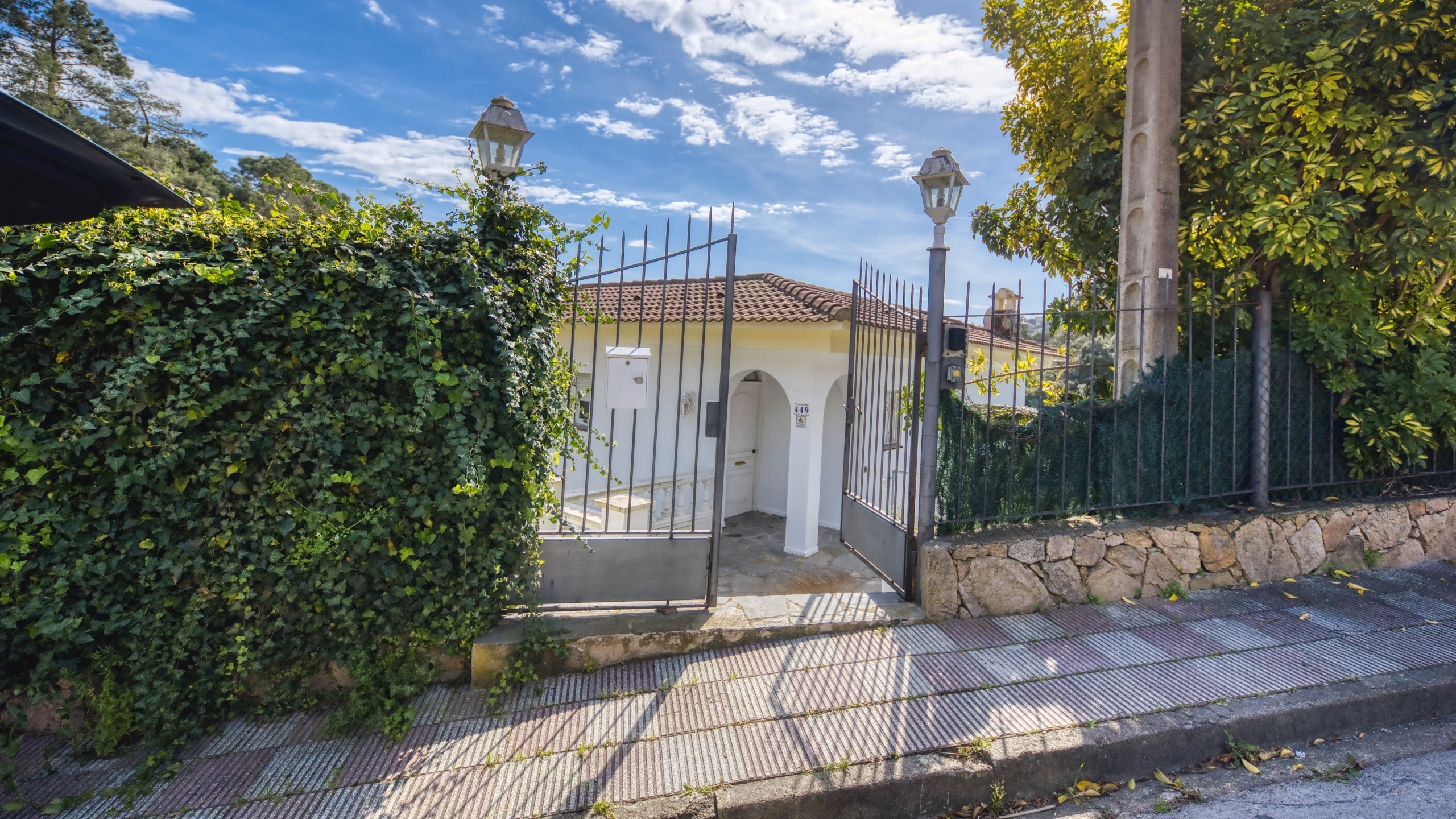 Vakantievilla's Costa Brava Spanje - Villa Rosa - Aankomst met uitzicht op de straat bij de accommodatie