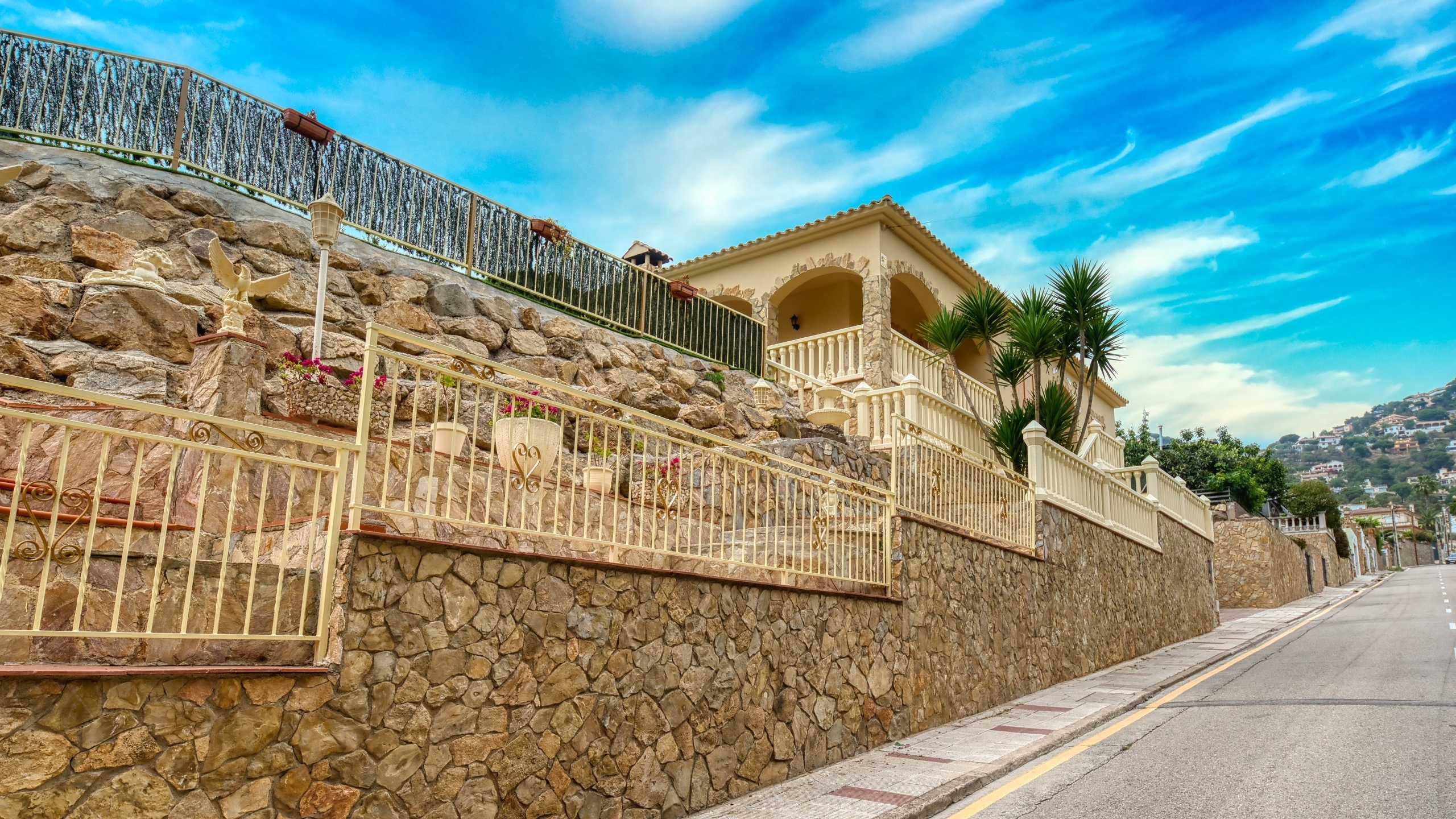 Vakantievilla's Costa Brava Spanje - Villa Sarai - Aankomst met uitzicht op de straat bij de accommodatie