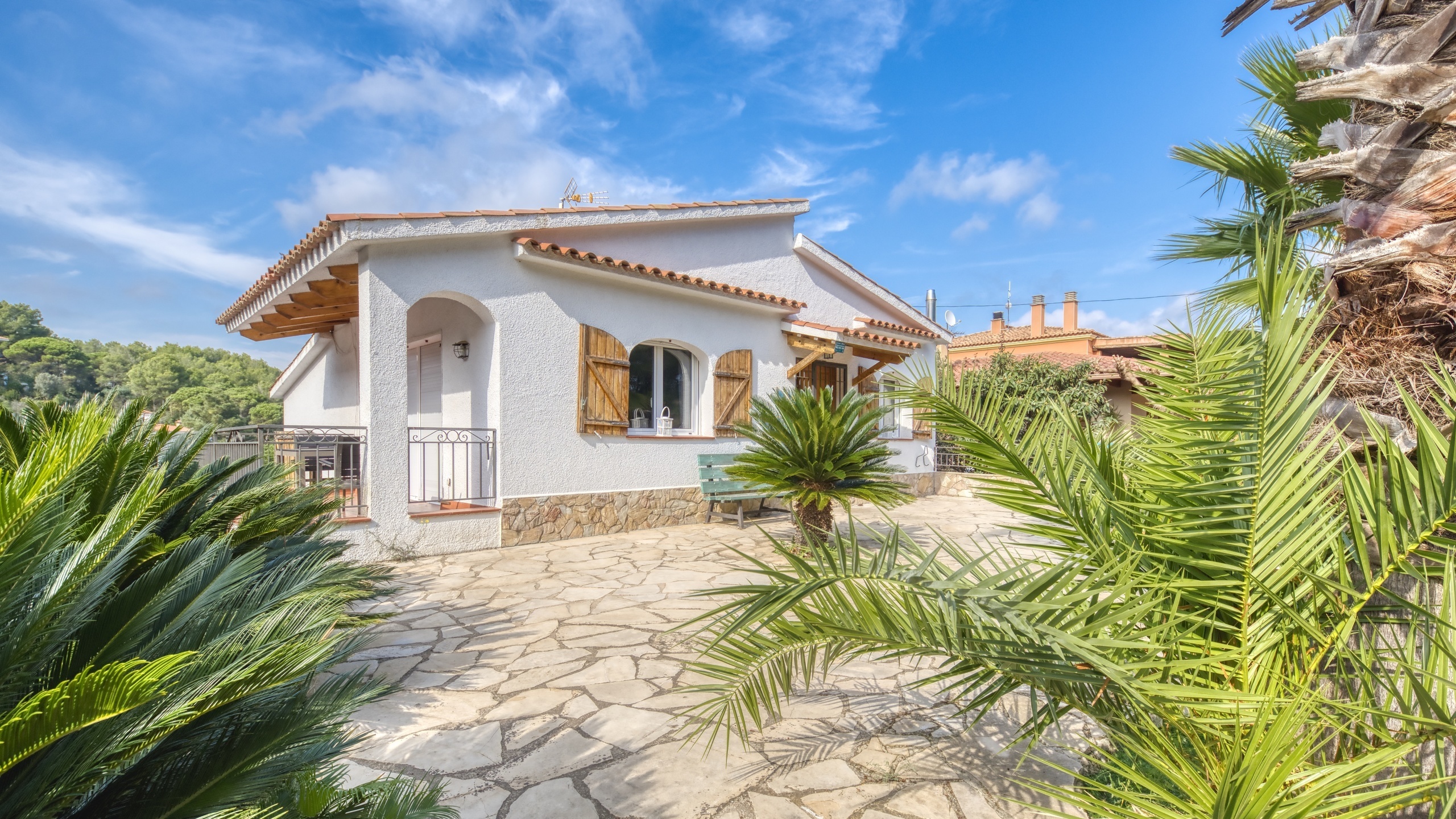Vakantievilla's Costa Brava Spanje - Villa Nicky - Aankomst met uitzicht op de straat bij de accommodatie
