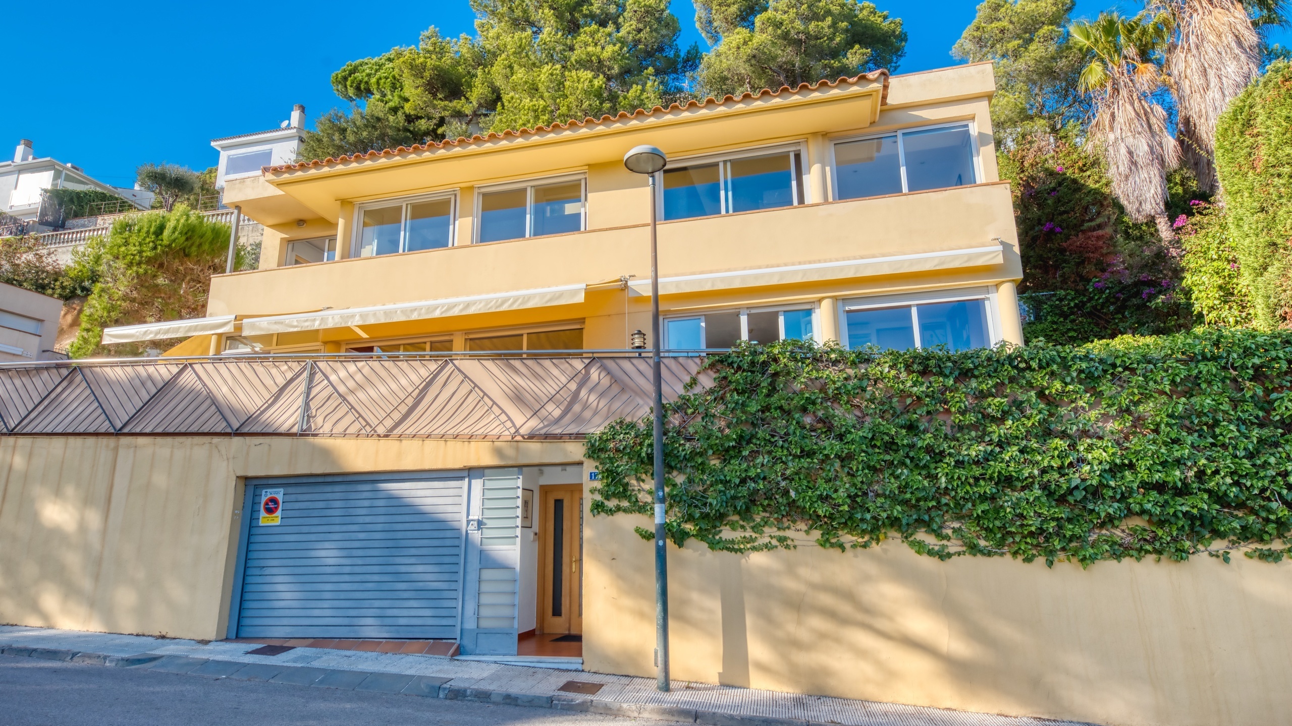 Vakantievilla's Costa Brava Spanje - Villa Santa Cristina - Aankomst met uitzicht op de straat bij de accommodatie