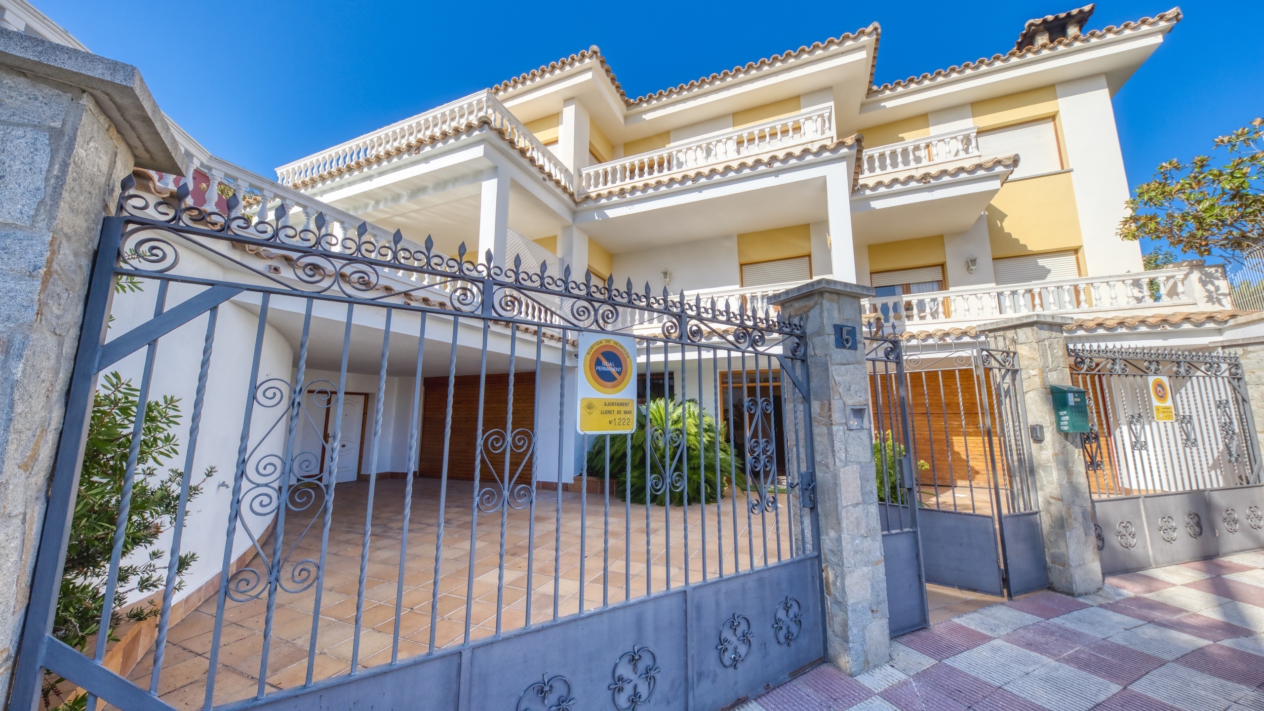 Vakantievilla's Costa Brava Spanje - Villa Baileys - Aankomst met uitzicht op de straat bij de accommodatie