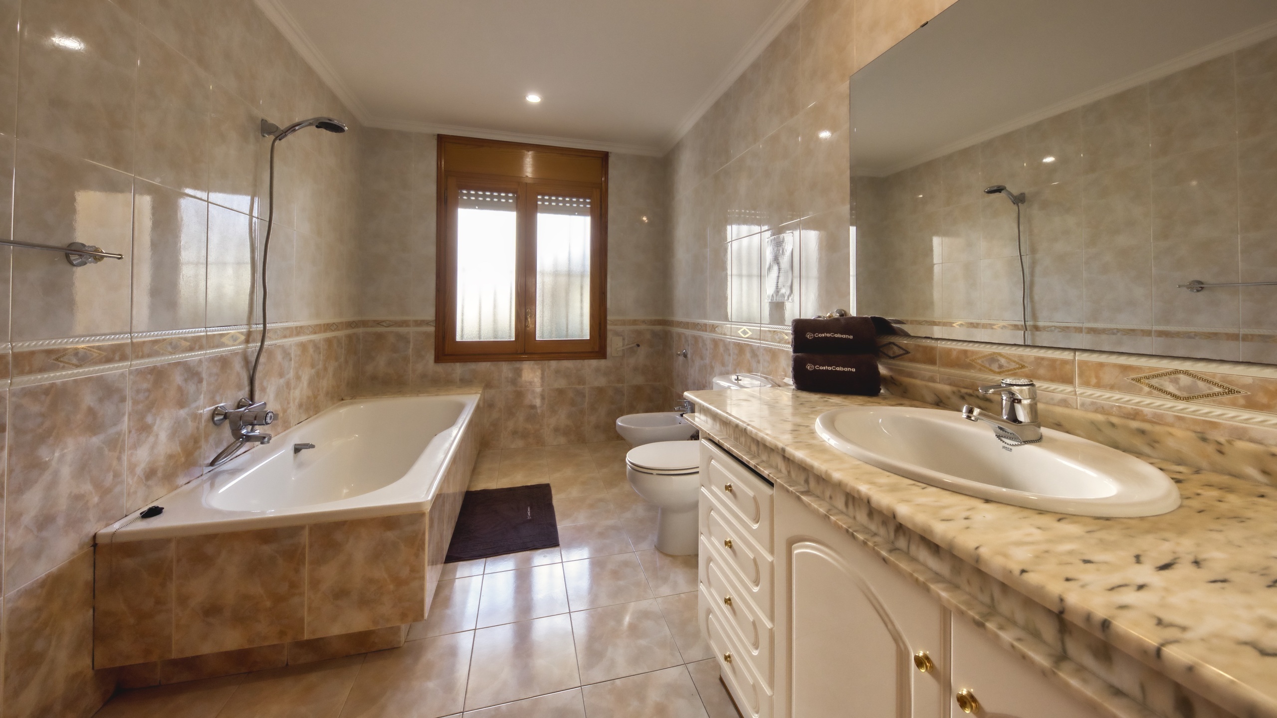 Vakantievilla's Costa Brava Spanje - Villa Baileys - Badkamer