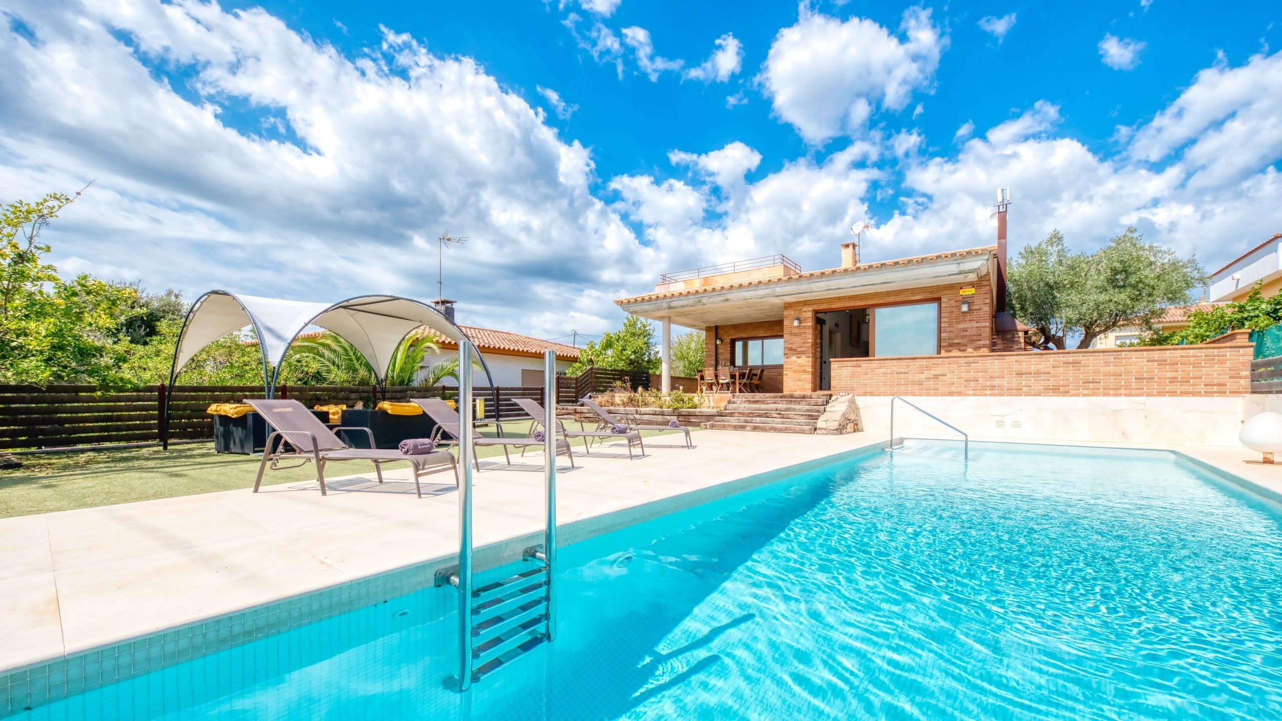 Vakantievilla's Costa Brava Spanje - Villa Ibiza - oud - Zwembad