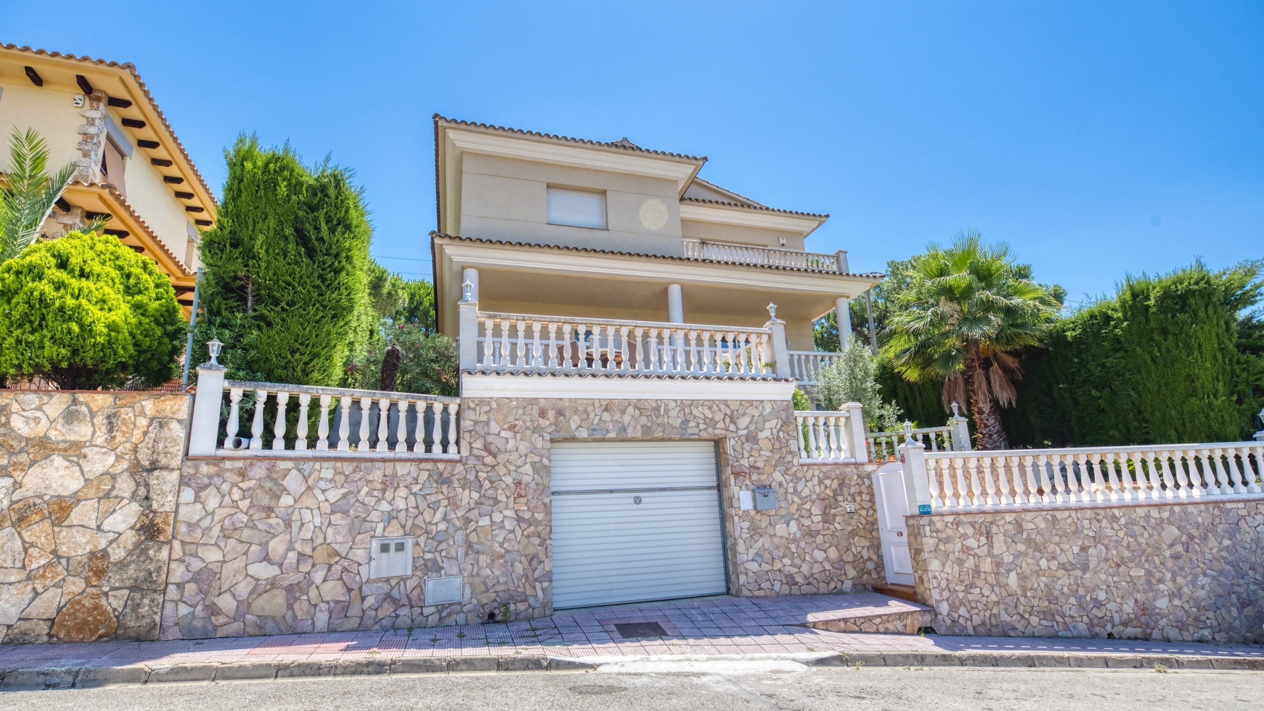Vakantievilla's Costa Brava Spanje - Villa Lorena - Aankomst met uitzicht op de straat bij de accommodatie