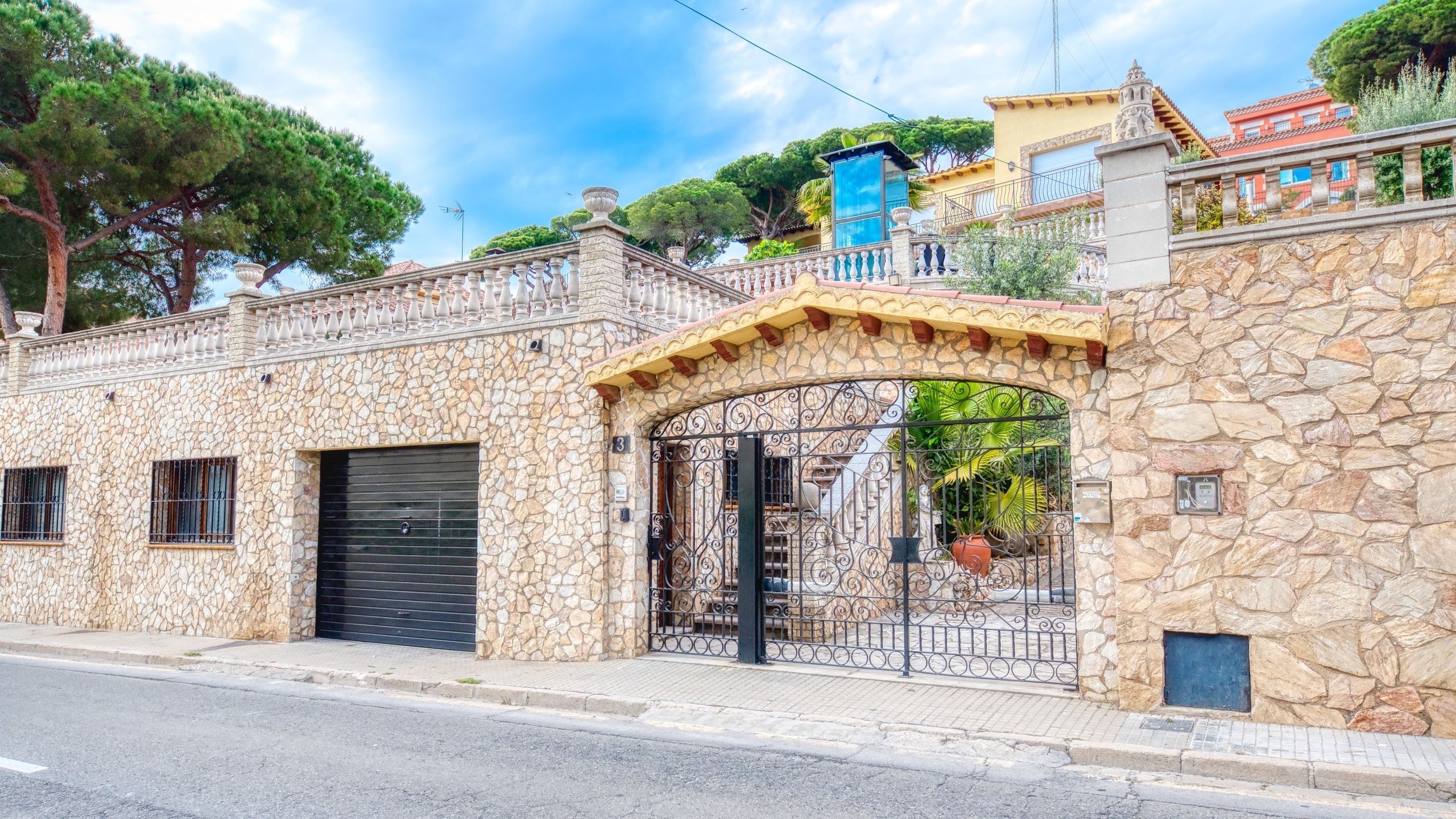 Vakantievilla's Costa Brava Spanje - Villa Dolce Vita - Aankomst met uitzicht op de straat bij de accommodatie