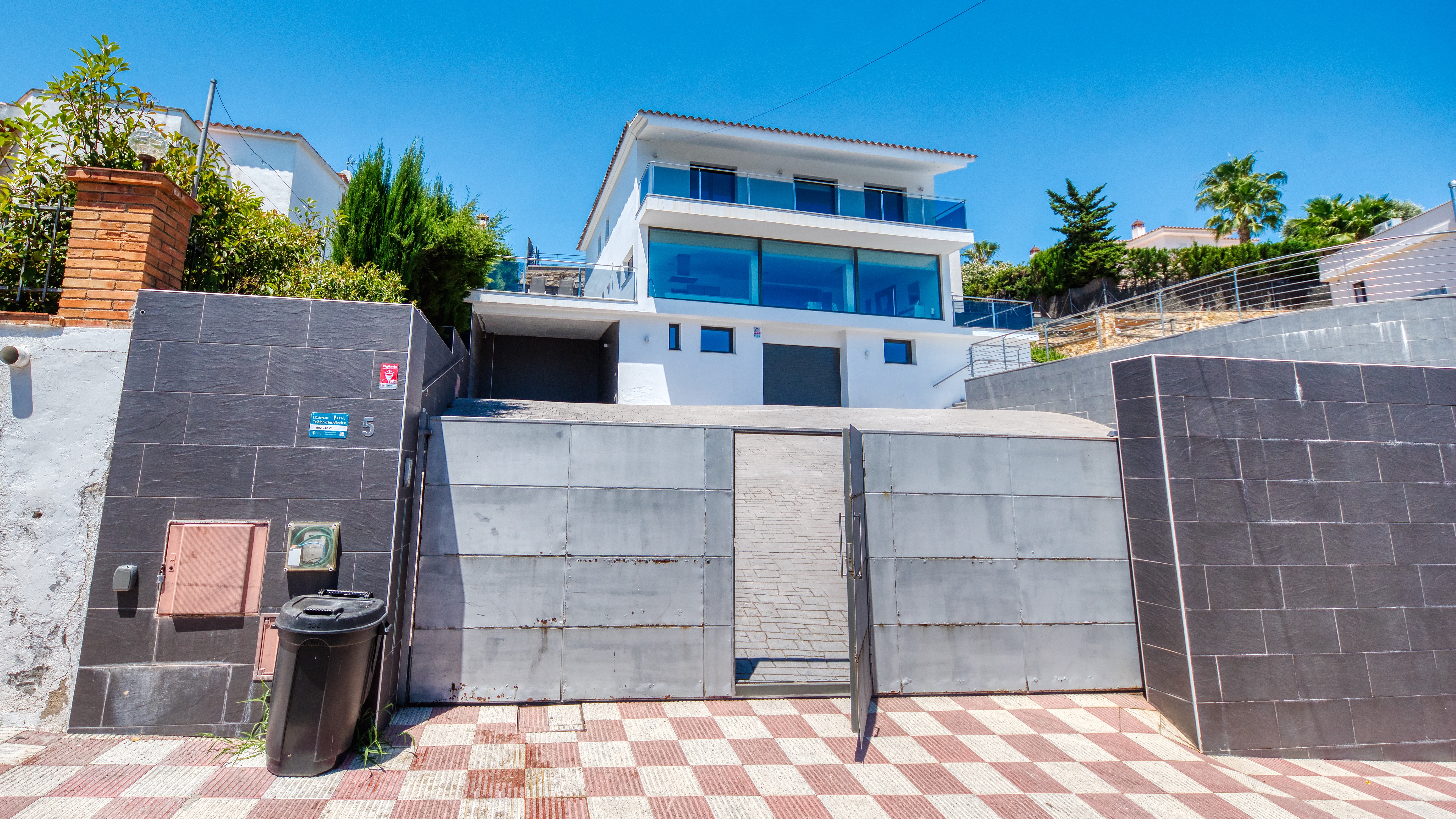 Vakantievilla's Costa Brava Spanje - Villa SummerDream - Aankomst met uitzicht op de straat bij de accommodatie