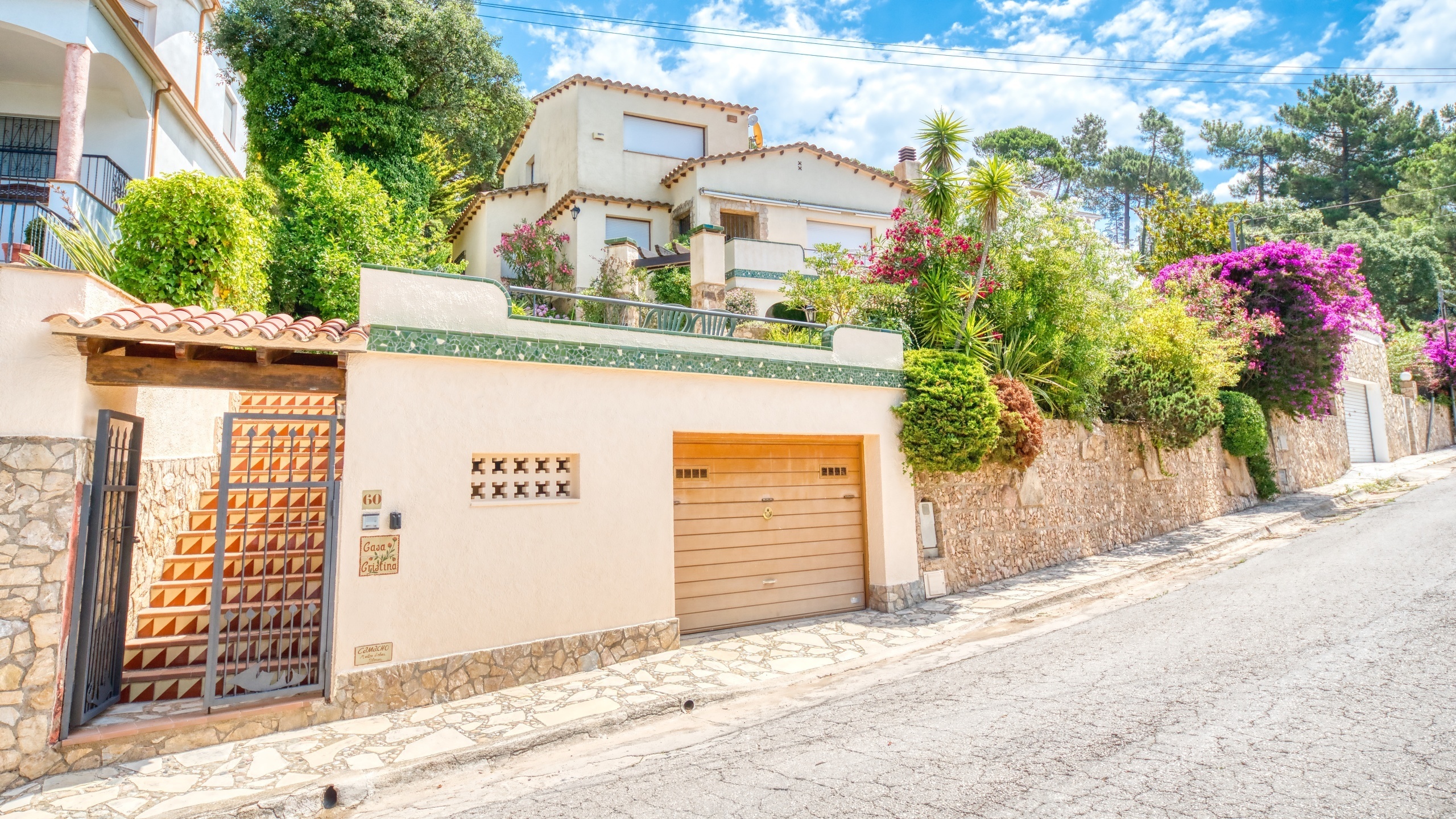 Vakantievilla's Costa Brava Spanje - Villa Cleo - Aankomst met uitzicht op de straat bij de accommodatie