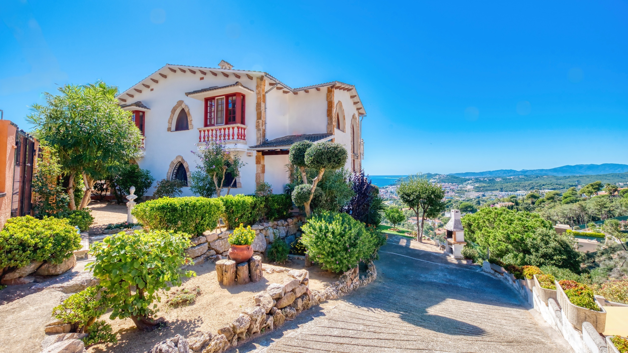 Vakantievilla's Costa Brava Spanje - Villa Teresa - Aankomst met uitzicht op de straat bij de accommodatie