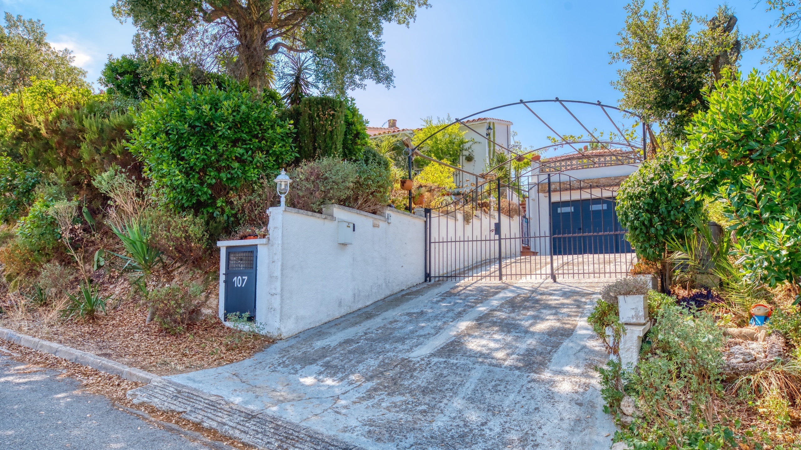 Vakantievilla's Costa Brava Spanje - Villa La Flor - Aankomst met uitzicht op de straat bij de accommodatie