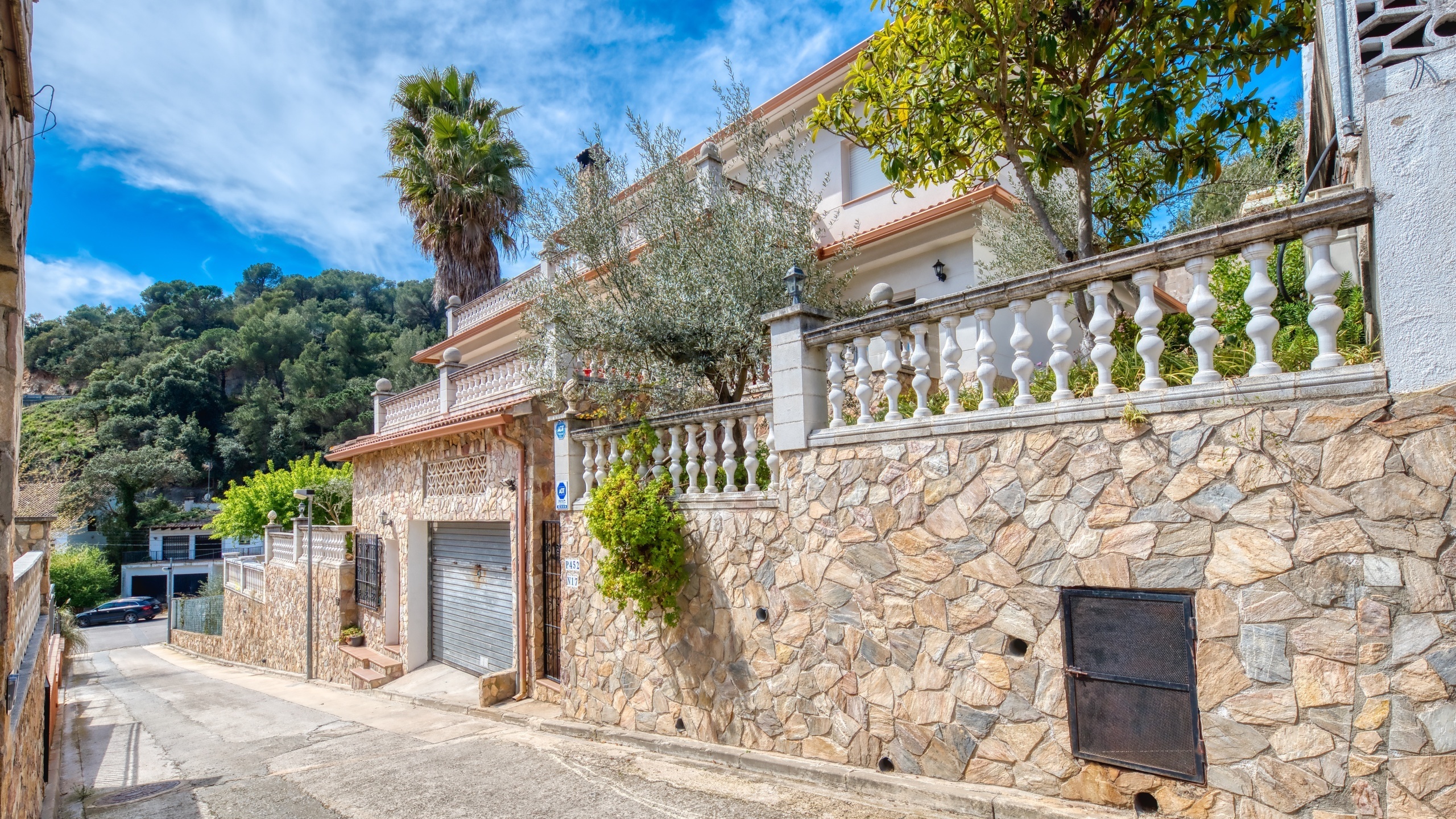 Vakantievilla's Costa Brava Spanje - Villa Valeria - Aankomst met uitzicht op de straat bij de accommodatie