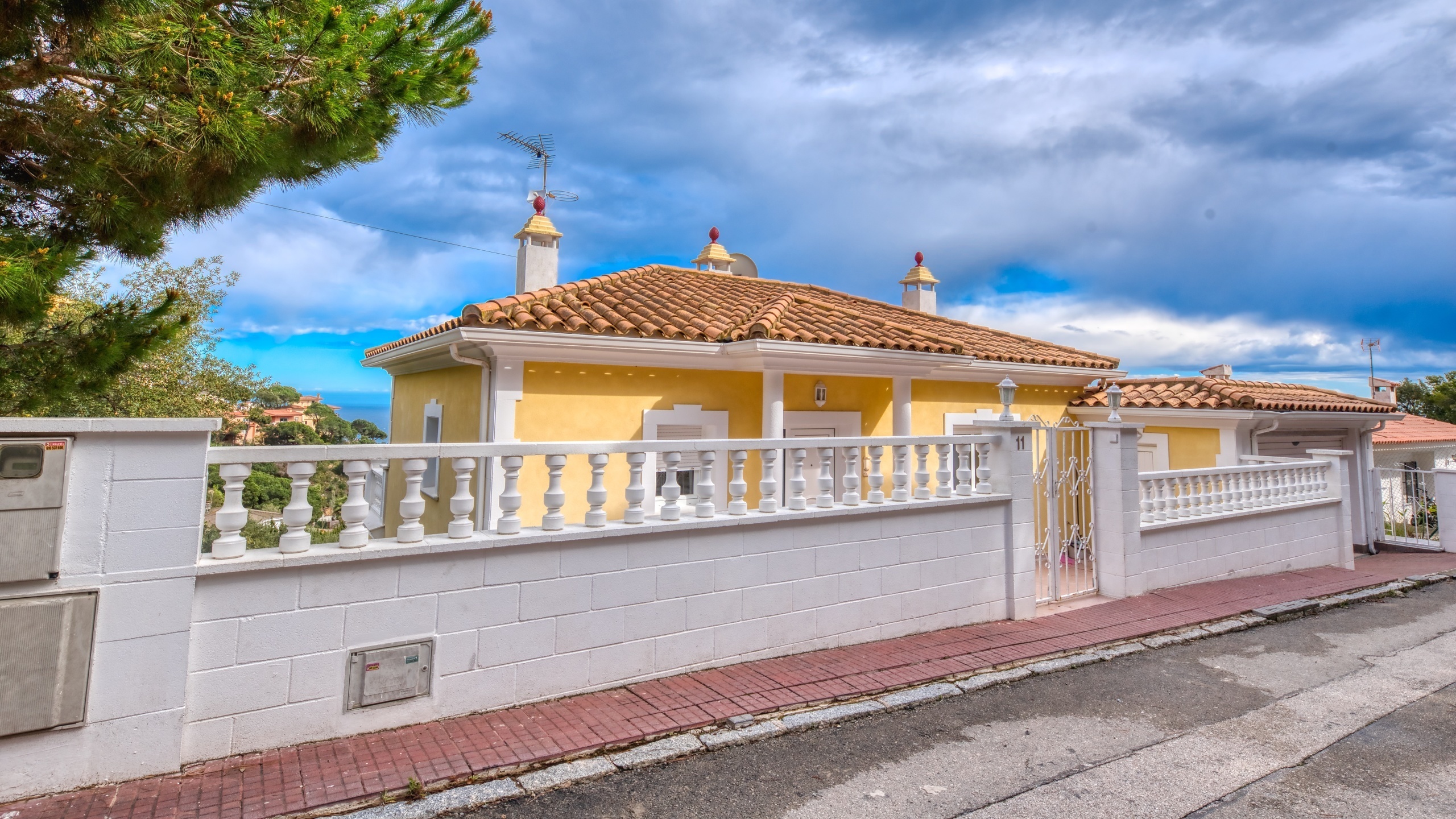 Vakantievilla's Costa Brava Spanje - Villa Sunrise - Aankomst met uitzicht op de straat bij de accommodatie