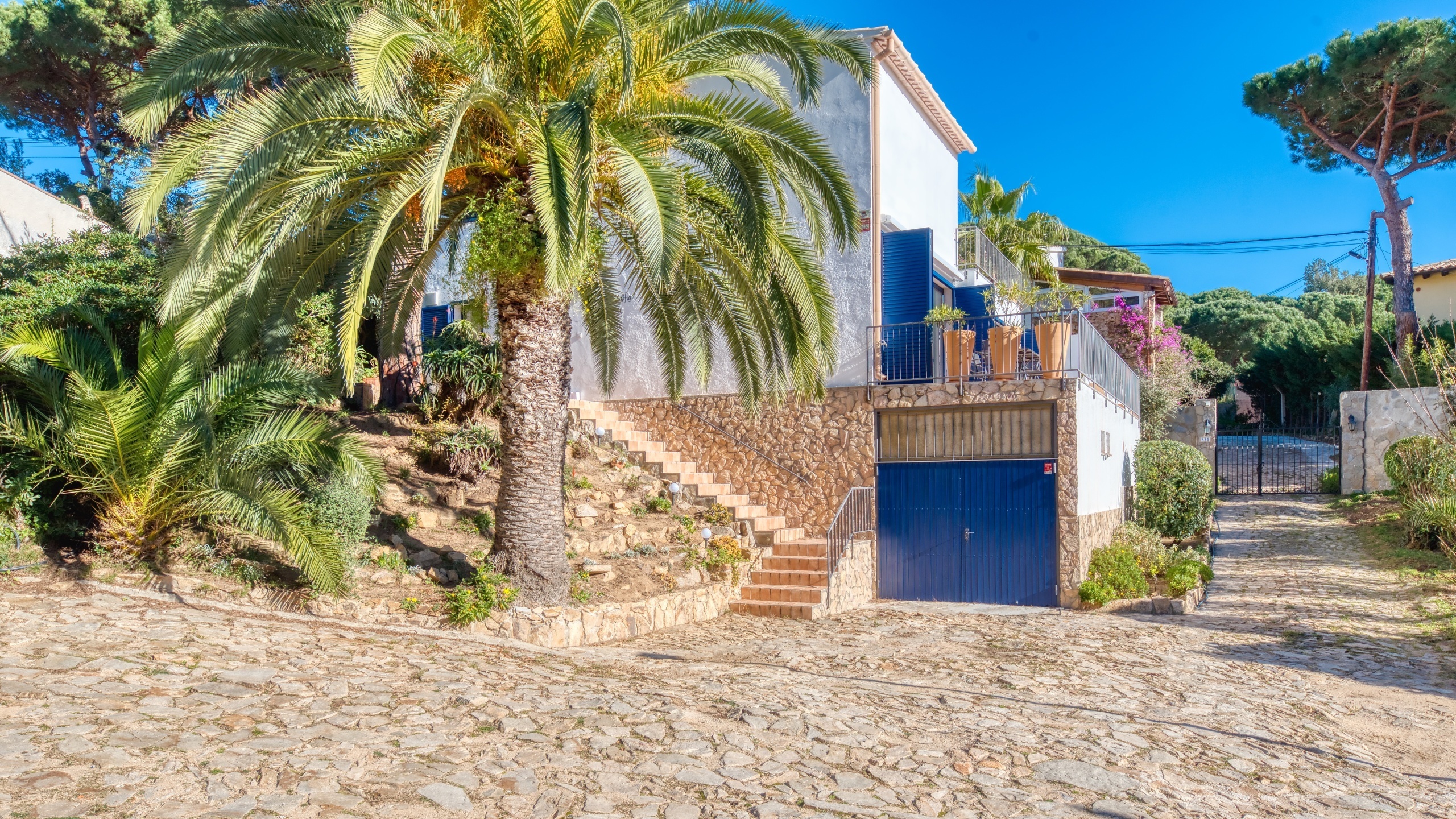 Vakantievilla's Costa Brava Spanje - Casa AdoRa - Aankomst met uitzicht op de straat bij de accommodatie