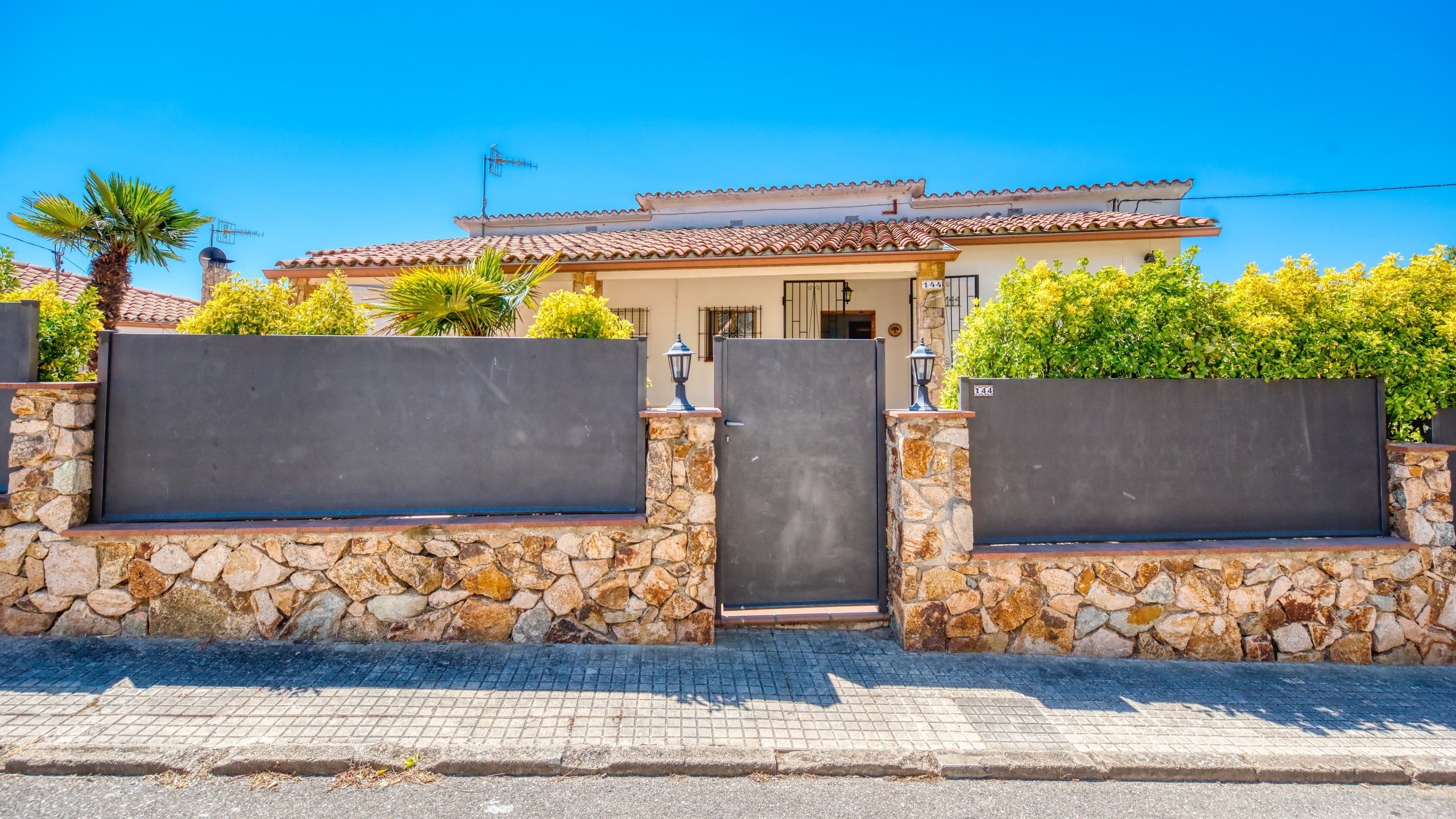 Vakantievilla's Costa Brava Spanje - Villa Montse - Aankomst met uitzicht op de straat bij de accommodatie