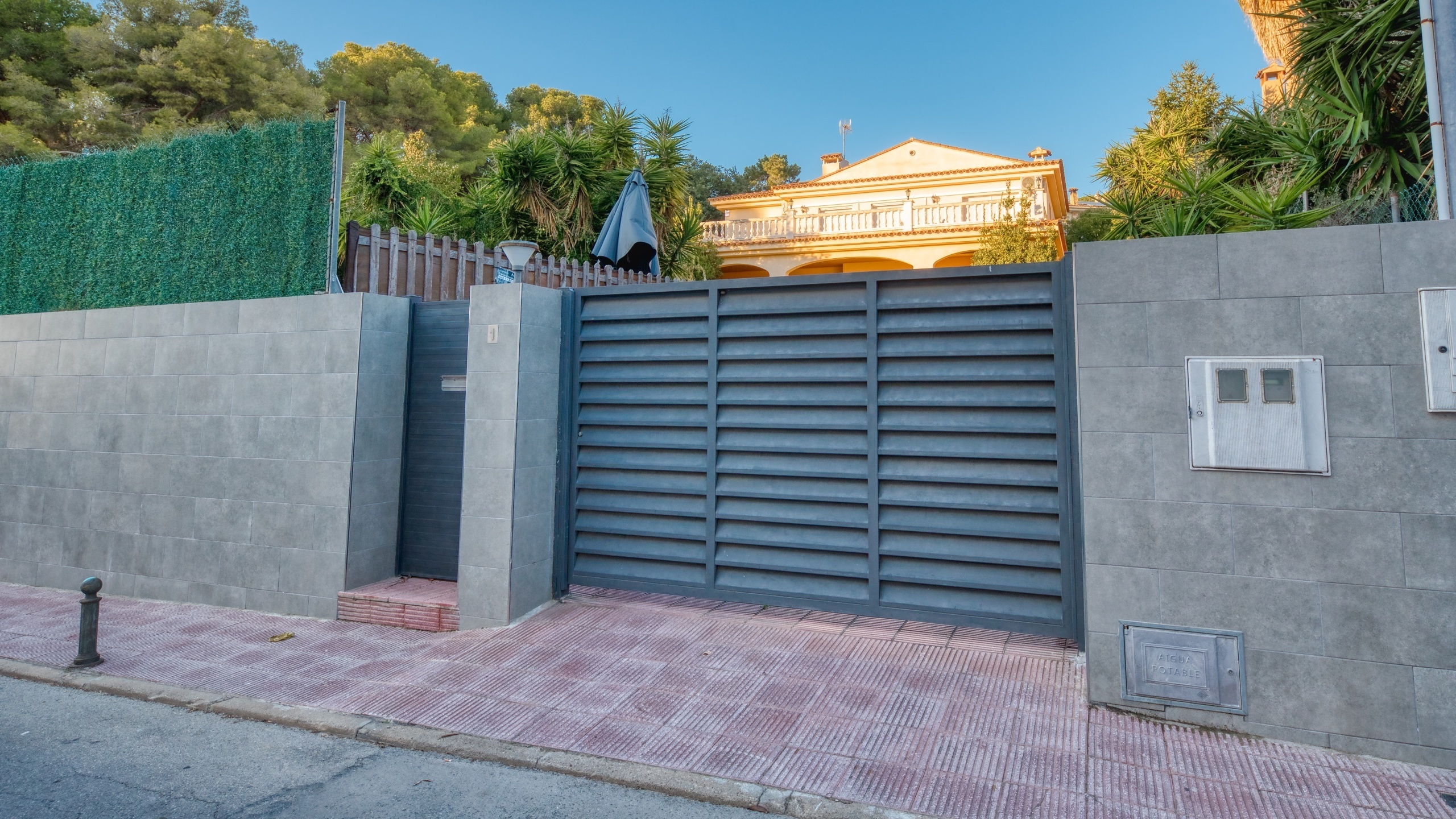 Vakantievilla's Costa Brava Spanje - Villa Summertime - Aankomst met uitzicht op de straat bij de accommodatie