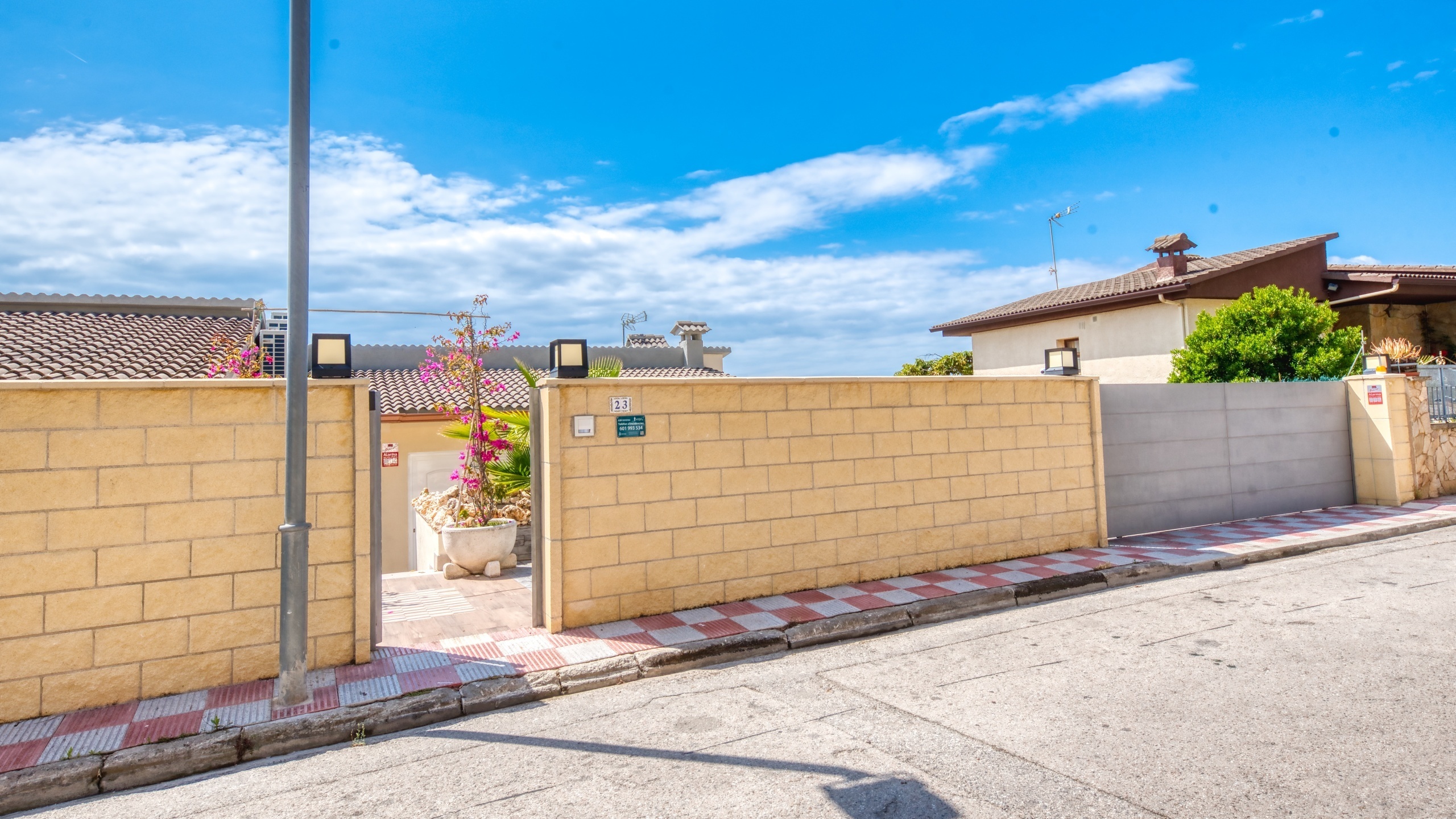 Vakantievilla's Costa Brava Spanje - Villa BellaVista - Aankomst met uitzicht op de straat bij de accommodatie