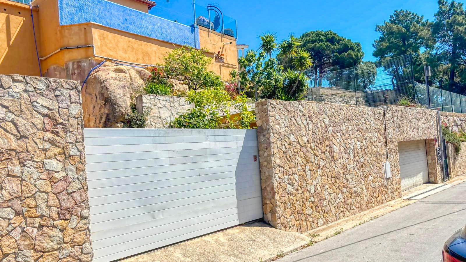 Vakantievilla's Costa Brava Spanje - Villa VistaMar - Aankomst met uitzicht op de straat bij de accommodatie
